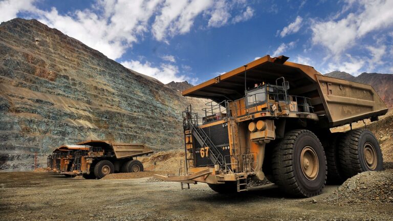 Producción de cobre de BHP se desploma casi 20% y Escondida anota su peor trimestre del año por menor ley del mineral, mal tiempo y un accidente fatal
